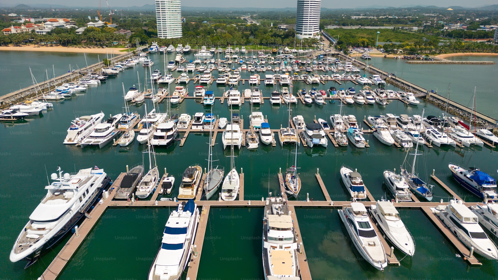 Yate de lujo en puerto