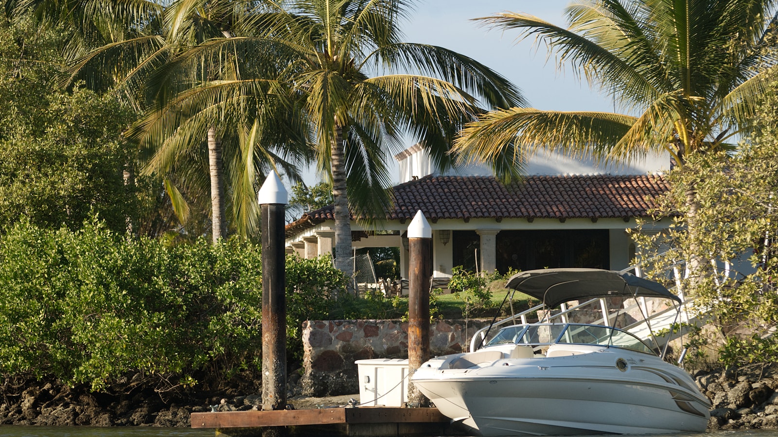 Yate de lujo en marina